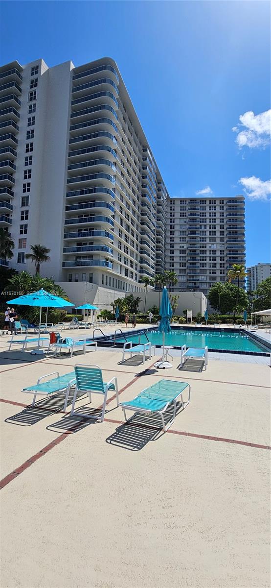 HALLMARK OF HOLLYWOOD CON - Residential
