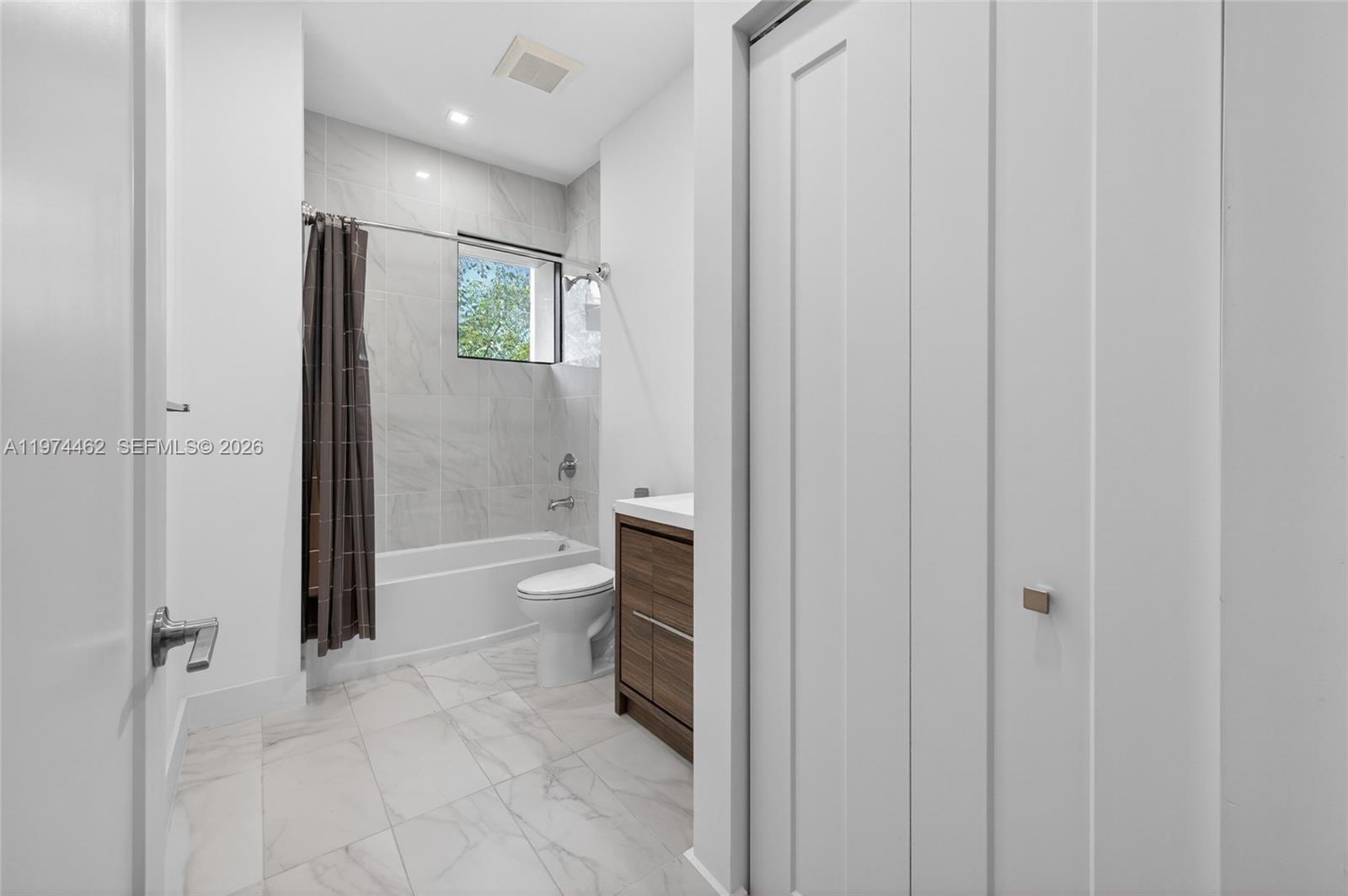 OAKS PLACE - Residential