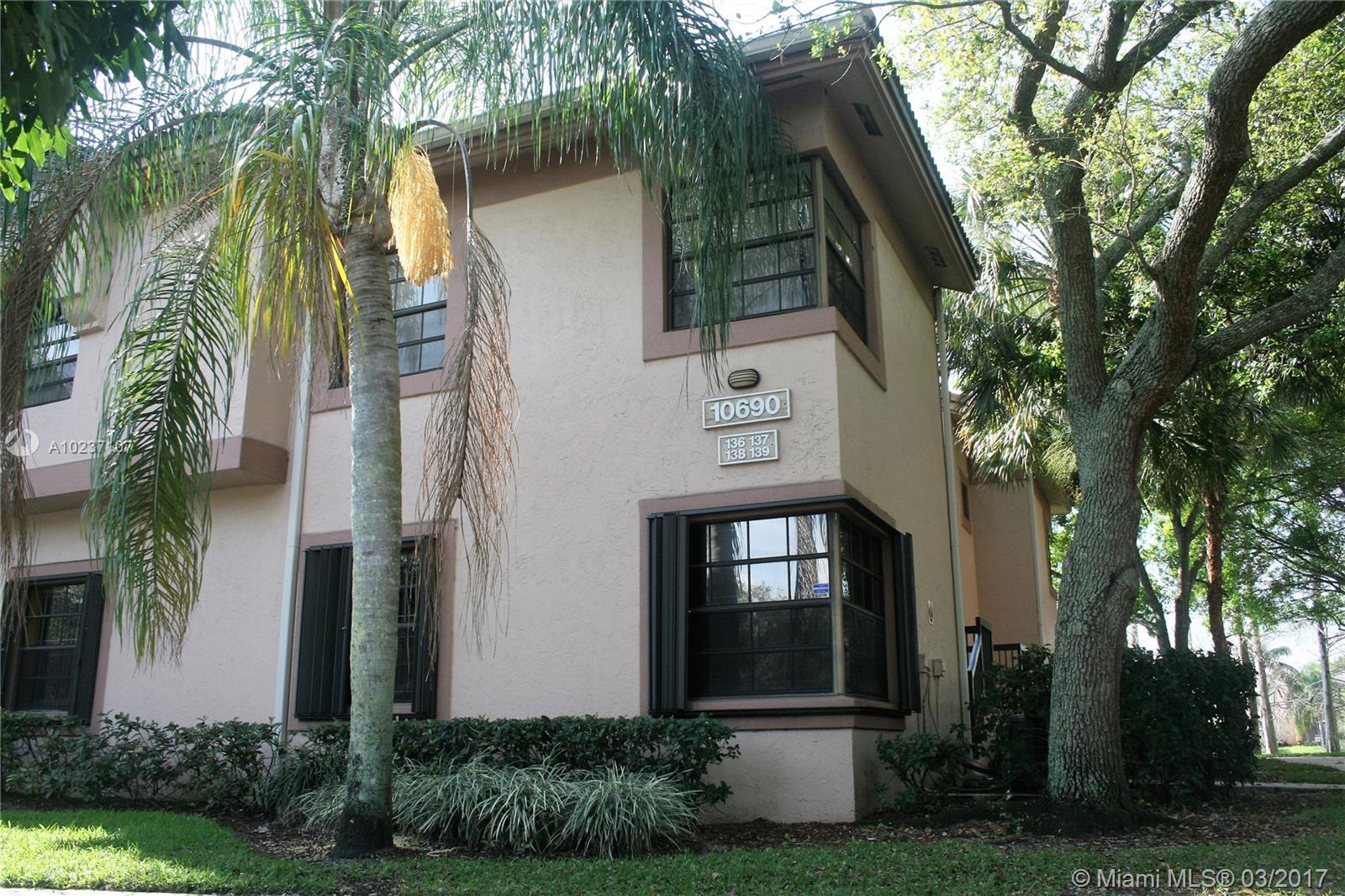 Great first floor corner unit New hot water heater - AC unit 5 years old, alarm system, newer appliances and beautifully updated bathrooms with screened & tiled patio 3 bedroom 2 bath split floorplan - washer & dryer in unit. Large open floorplan - Quiet neighborhood in the highly desirable location of Plantation. Resort style community Pool & spa - walking distance to Deicke Park