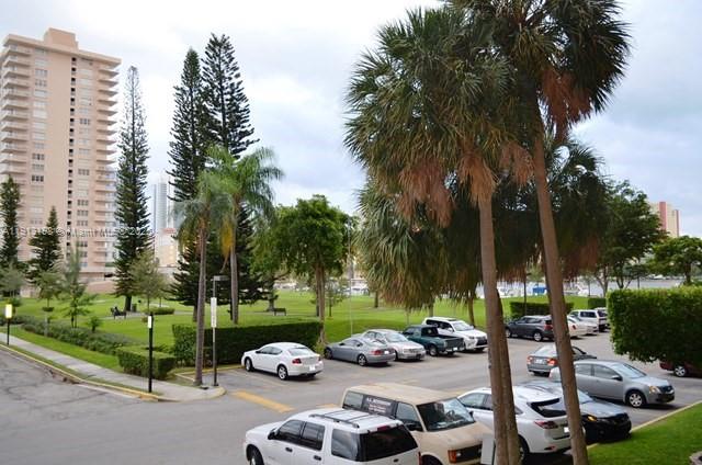 WINSTON TOWERS 700 CONDO - Residential