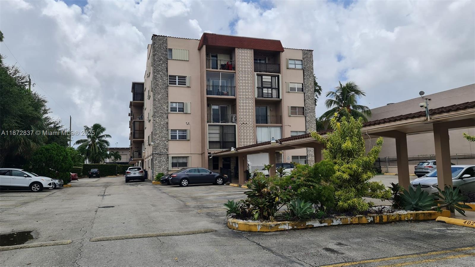 This 591-square-meter apartment features one bedroom and one bathroom, as well as a kitchen and bathroom. Enjoy a spacious balcony, perfect for relaxing and enjoying the fresh air. A washer and dryer are conveniently located on each floor. The condominium offers a swimming pool, a barbecue area ideal for outdoor gatherings, and a party room ideal for meetings or birthday celebrations. The condominium is located just 5 minutes from the international airport, close to the casino, and within walking distance of shopping centers, restaurants, pharmacies, and banks in the area. You will also be conveniently located near the stadium.