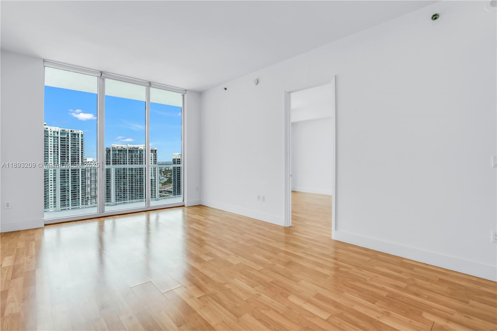 Enjoy birds-eye views of the water and city skyline from 41 floors in the sky in this oversized 1 Bedroom unit with volume ceilings, open floor plan, plus additional space for dining table and 4 fixture bathroom. Conveniently located right across the street from the Brickell City Center, and walking distance to the top shopping, dining, and nightlife in Brickell, while still just 10 min from Miami Beach and Miami International Airport. Amenities include a true rooftop pool on the 42nd floor, modern gym, spa, cold plunge, 2nd pool, movie room and multiple community rooms.