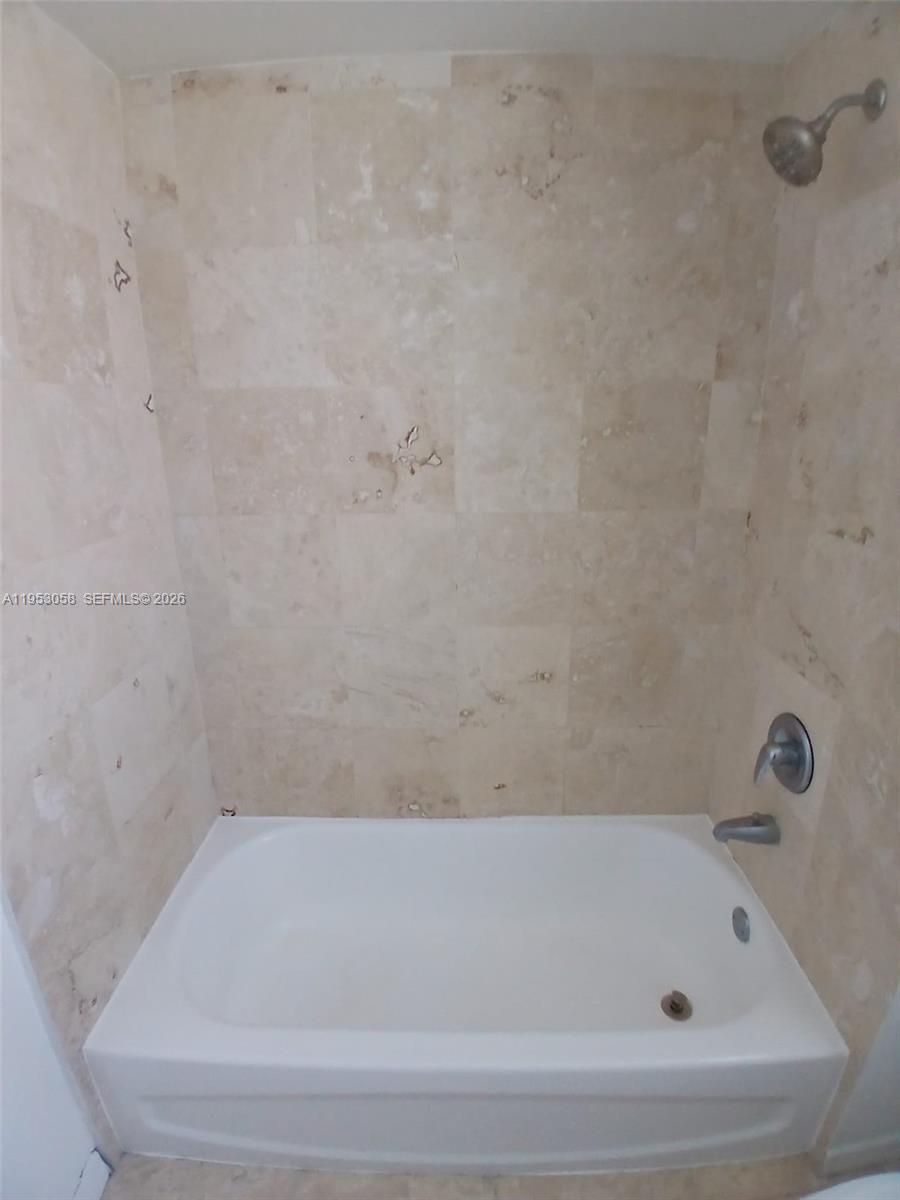 425 NE 30th St Apt 203