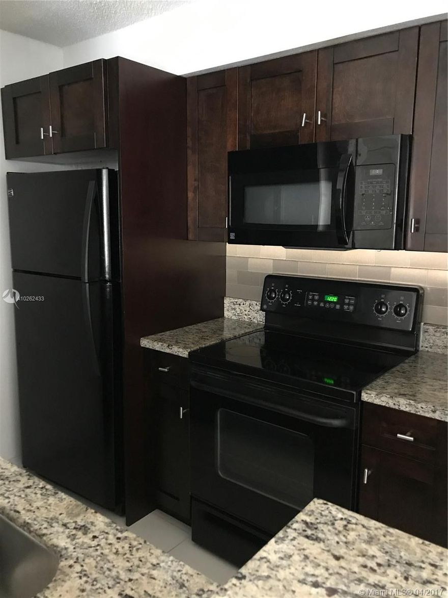 MODERN AND VERY QUIET UNIT. DIRECTLY ACROSS FROM NOVA UNIVERSITY. GREAT LOCATION BEAUTIFUL APARTMENT.