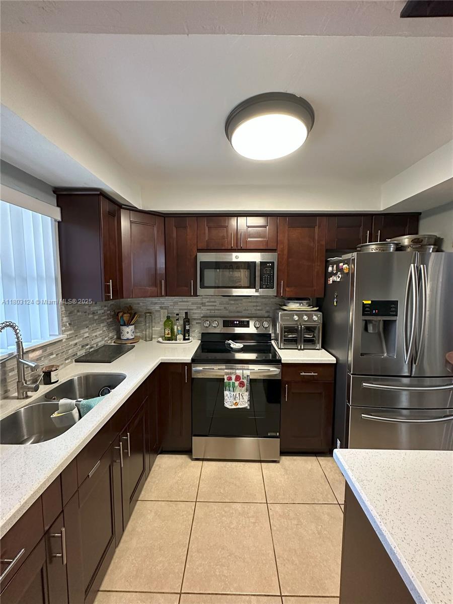 13707 Kendale Lakes Cir 110, Miami, Broward County, Florida - 2 Bedrooms  
2 Bathrooms - 