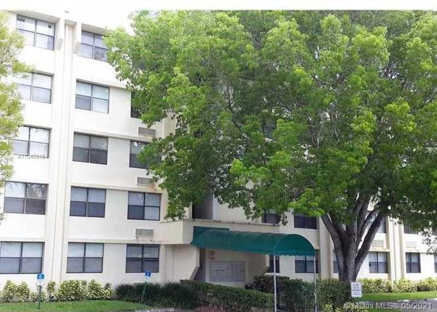 SPACIOUS, BRIGHT & OPEN 1 BEDROOM, 1 BATH UNIT ON 5th FLOOR. KITCHEN OPENS TO THE LARGE DINING/LIVING AREA, NEW STOVE/OVEN (to be replaced.),  BIG BEDROOM W/LARGE WALK-IN CLOSET.  COMMUNITY POOL, SECURED BUILDING ENTRY.  GREAT CENTRAL LOCATION NEAR MALL & MAIN-WAYS. GREAT SCHOOLS. READY TO MOVE IN!