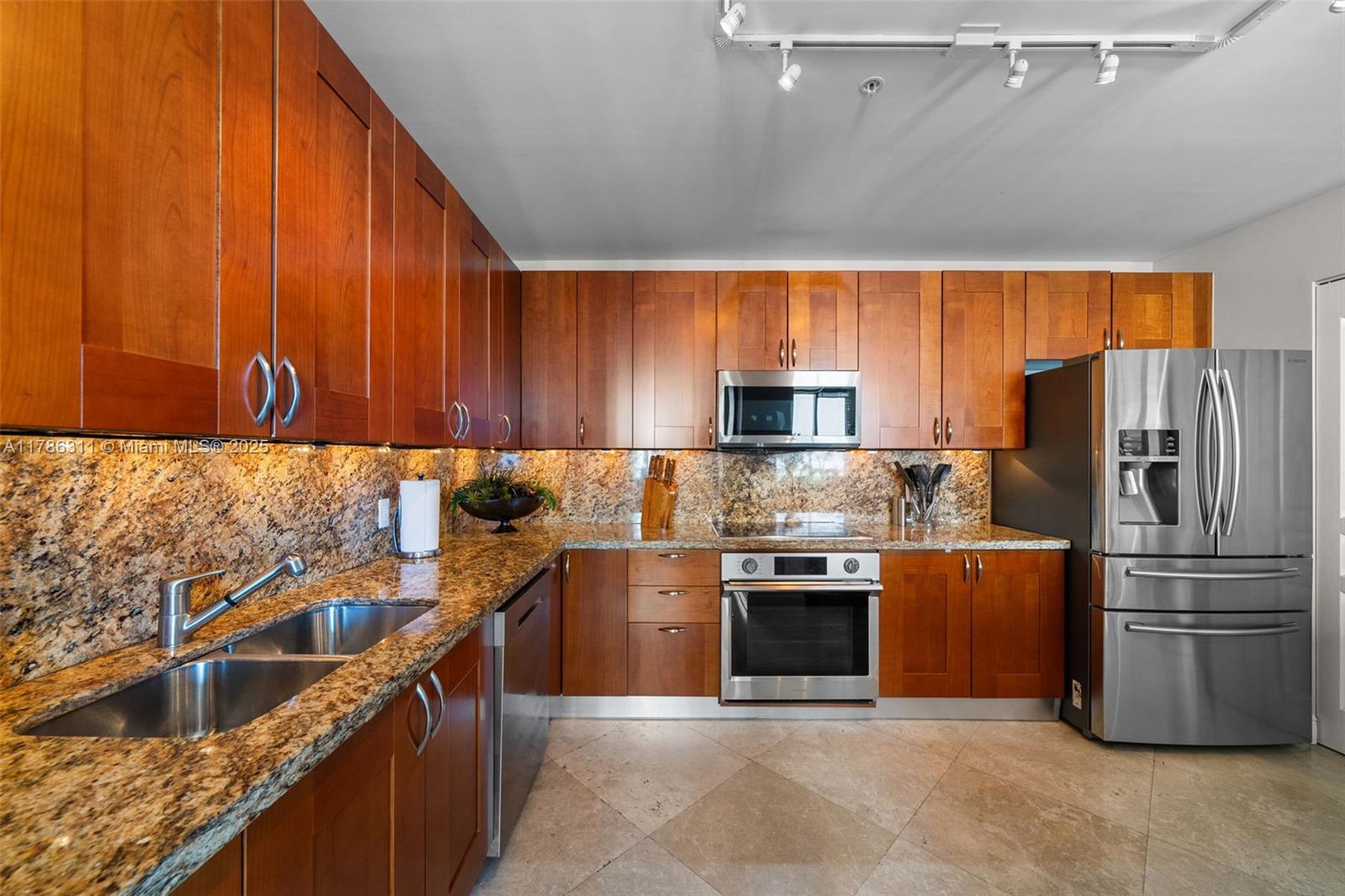 350 LAS OLAS PLACE CONDO - Residential