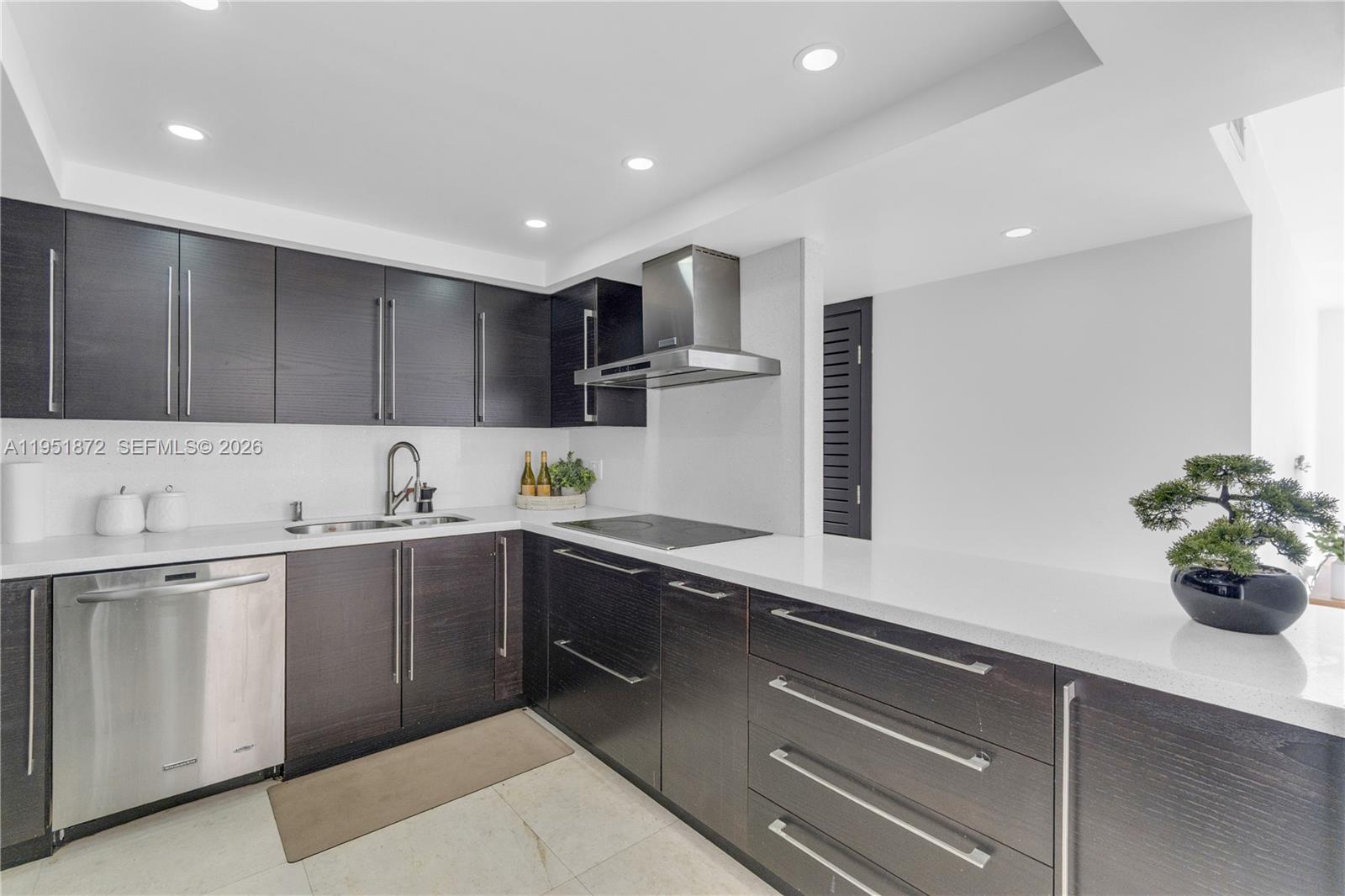 COMMODORE PLAZA CONDO - Residential