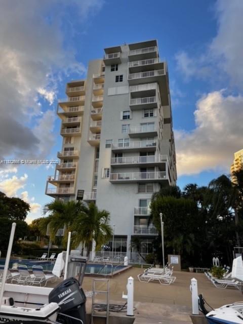 2 bedroom, 2 baths bright and spacious condo. Amazing views to Key Biscayne, Coconut Grove. Ideal location with easy access to major highways US1-I95. Minutes to Brickell, South Beach, Airport. Amenities included pool facing Bay, BBQ area, picnic area, gym, sauna, 24 hours concierge, renovated elevators. 1 assigned parking space.