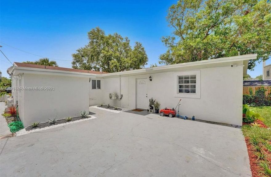 2 bedrooms 1 bathroom renovated unit in Dania Beach, close to supermarkets, shopping centers, schools, gas stations, I-95, Fort lauderdale Airport and a just 4 milles from the Beach.