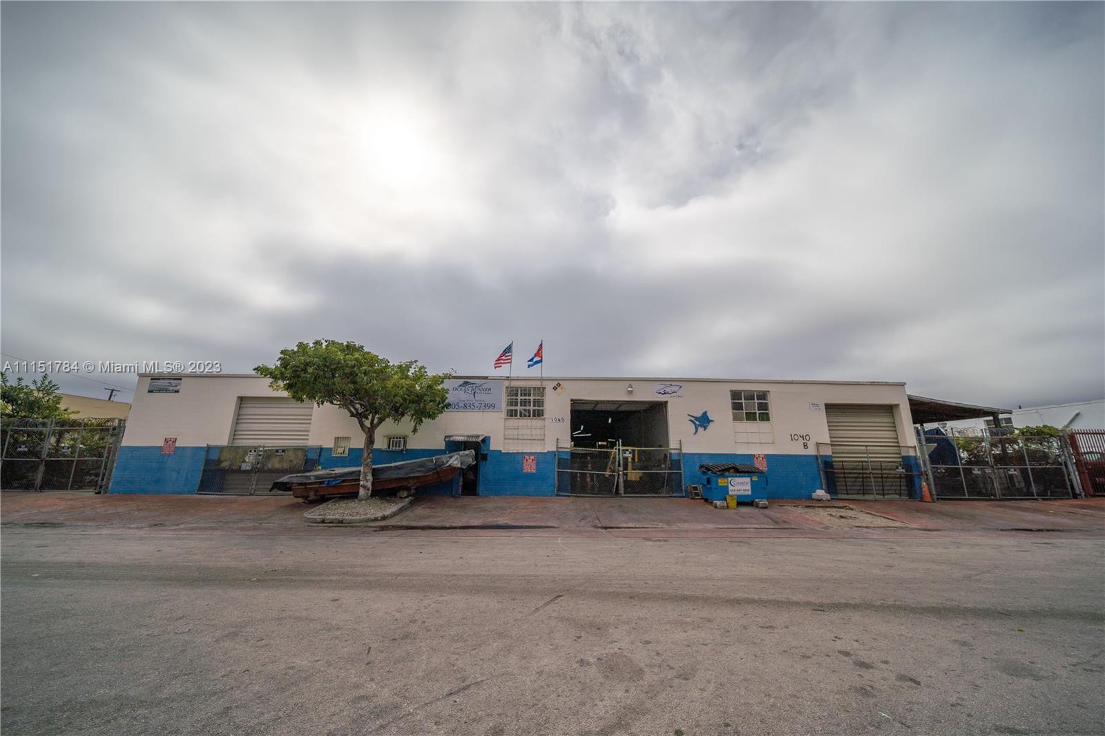 Main image without alt text