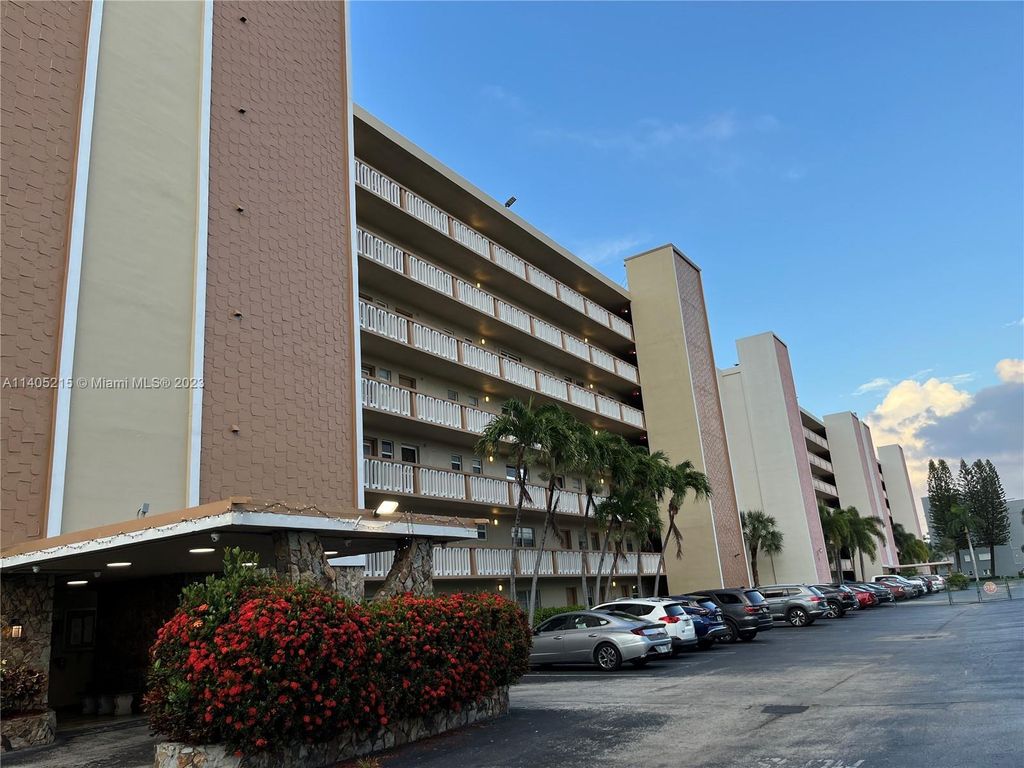 Photo of 900 NE 12th Ave #608, Hallandale Beach, FL 33009 (MLS # A11405215)