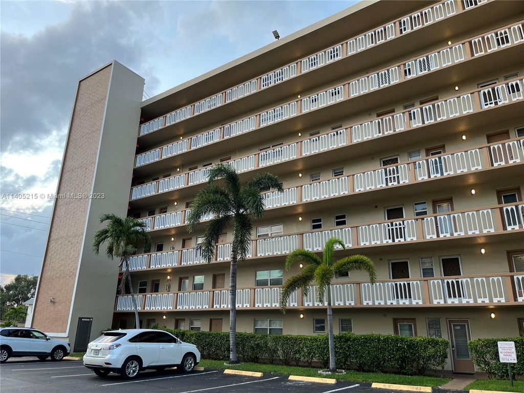Photo of 900 NE 12th Ave #608, Hallandale Beach, FL 33009 (MLS # A11405215)