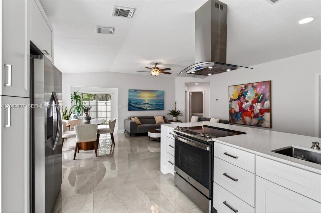 Photo of 31 E Bentwater Cir, Boynton Beach, FL 33426 (MLS # A12003307)