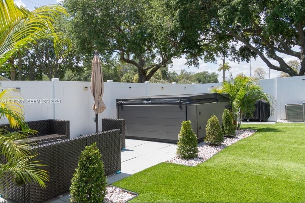 Photo of 31 E Bentwater Cir, Boynton Beach, FL 33426 (MLS # A12003307)