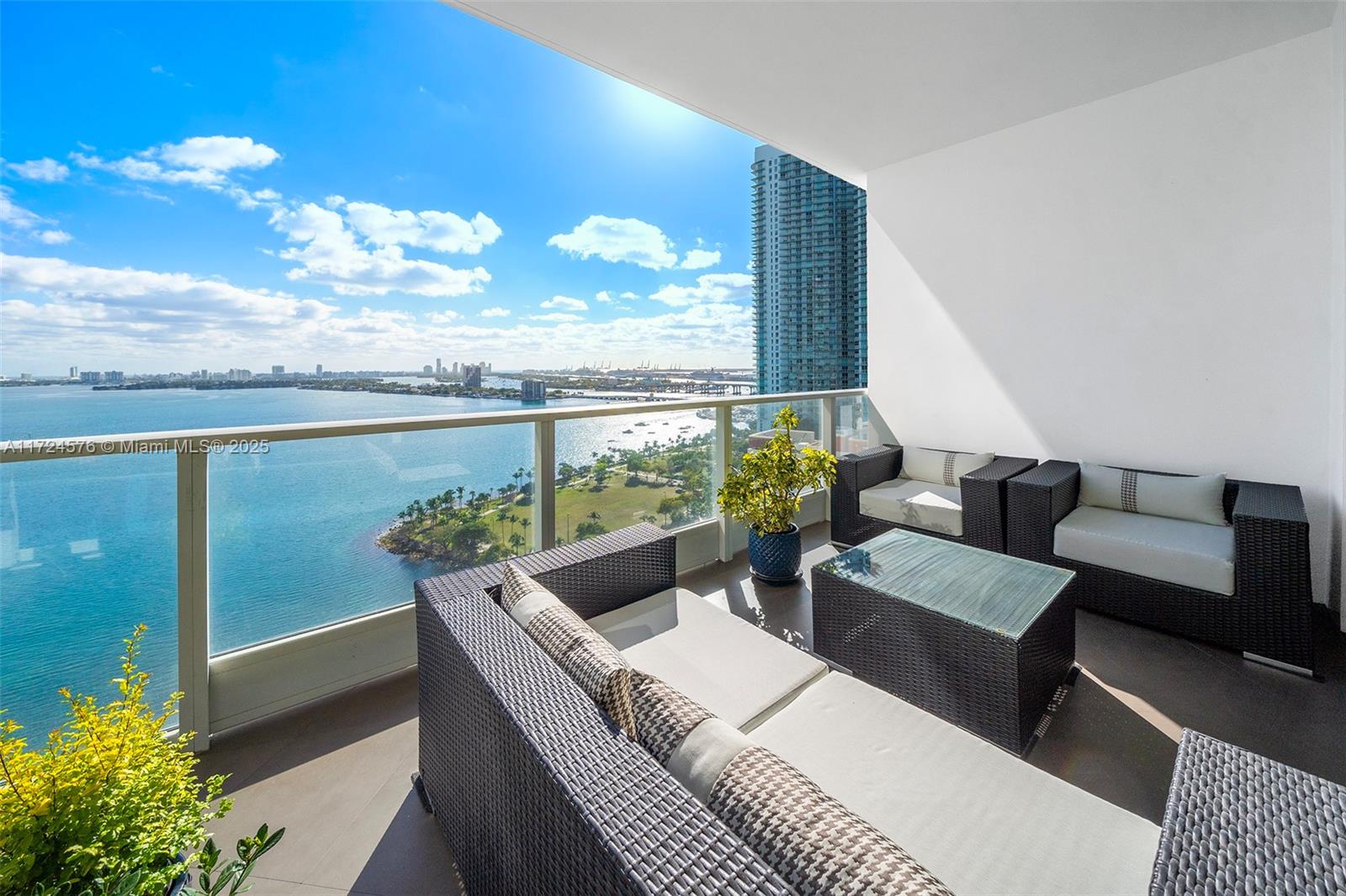 PARAMOUNT BAY CONDO - Residential