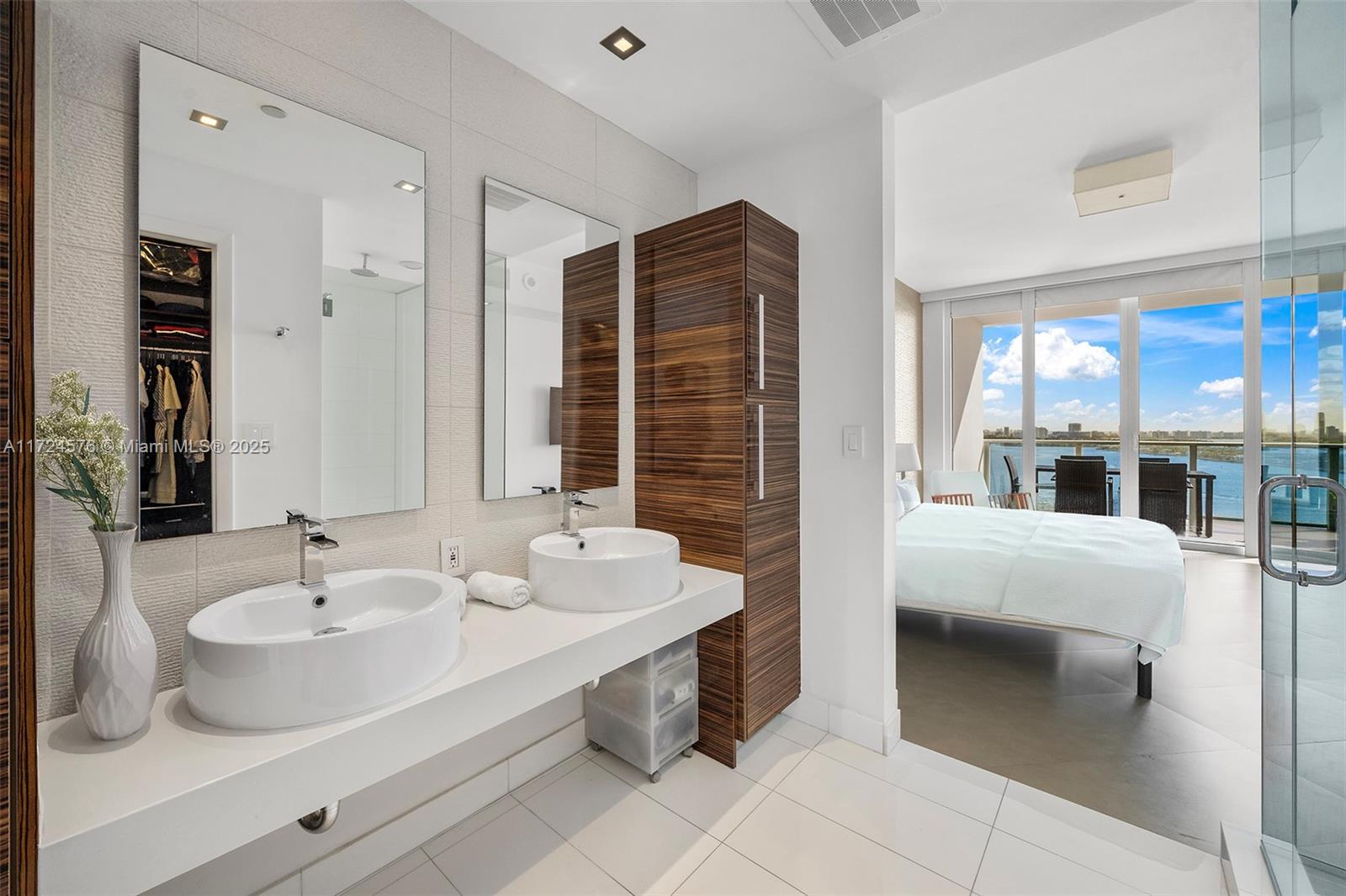 PARAMOUNT BAY CONDO - Residential