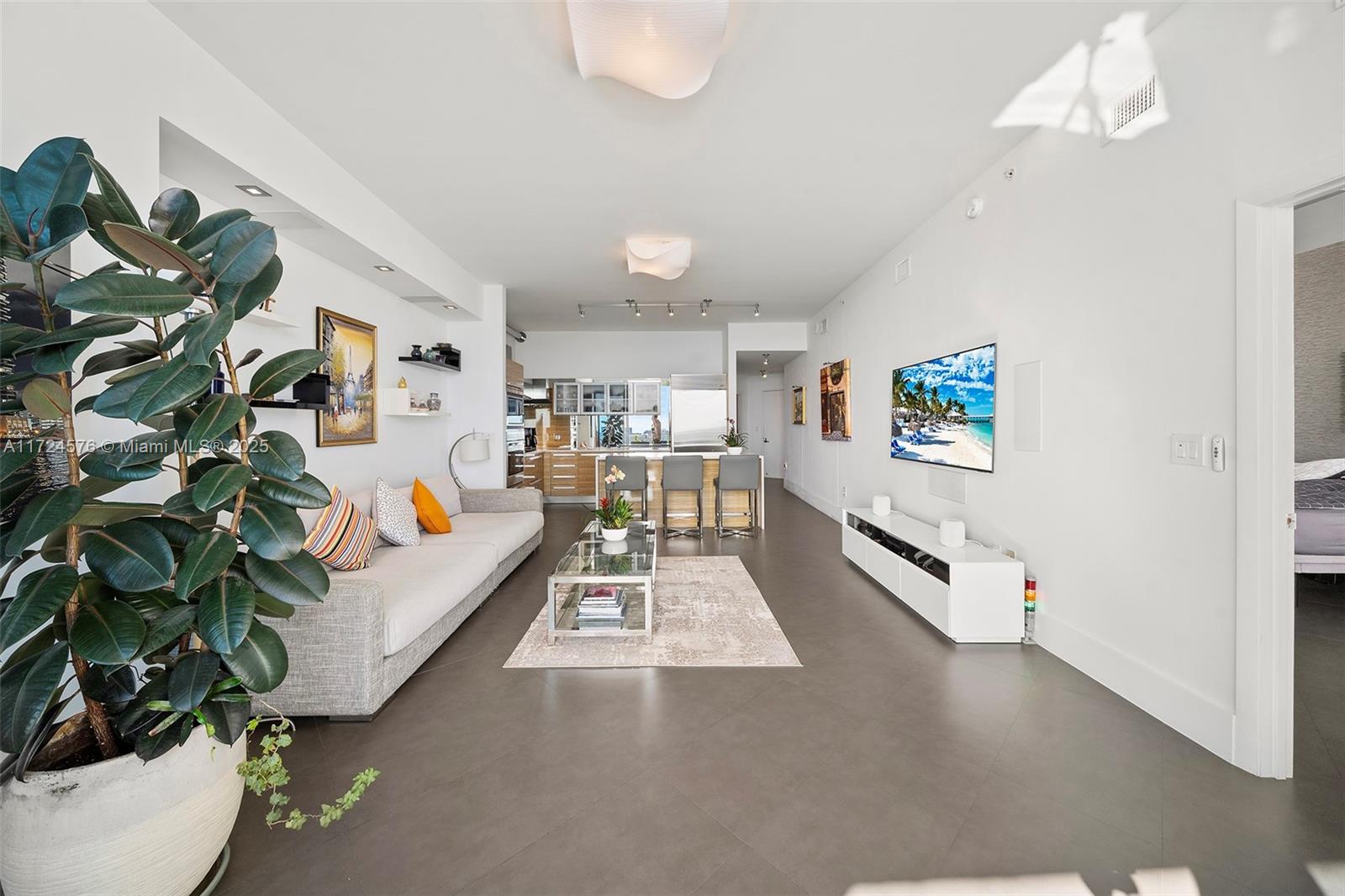 PARAMOUNT BAY CONDO - Residential