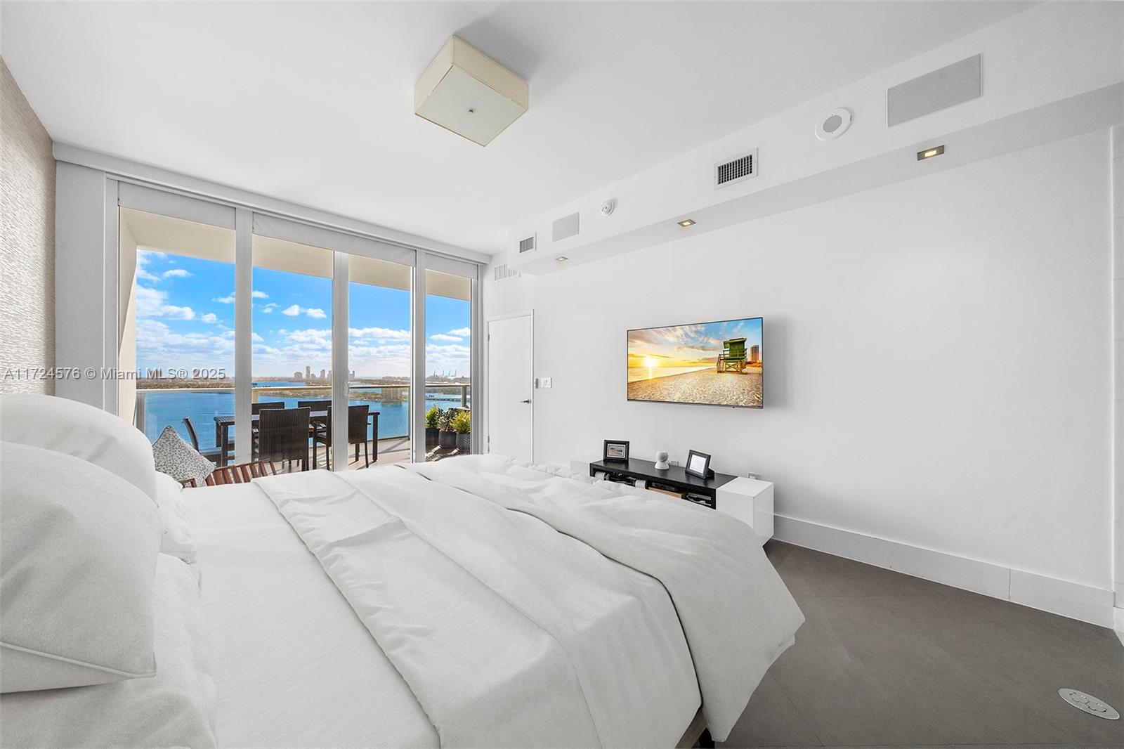 PARAMOUNT BAY CONDO - Residential
