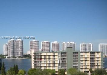 WINSTON TOWERS 400 CONDO - Residential