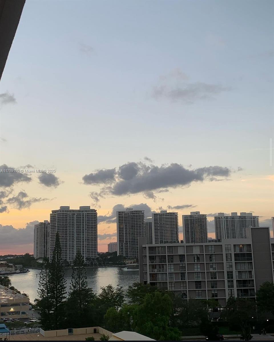 WINSTON TOWERS 400 CONDO - Residential