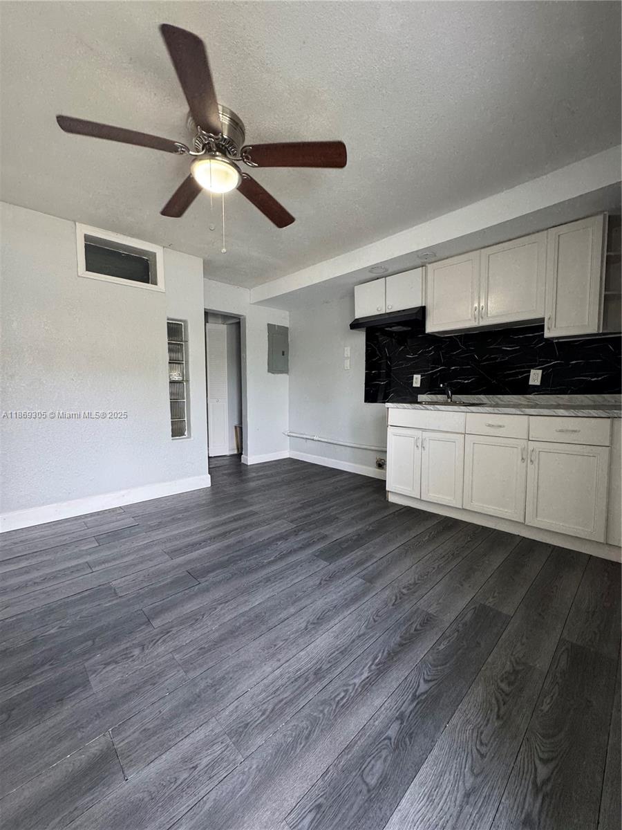 Bright spacious 2 bedroom 1 bathroom for rent in Miami. Enjoy the convenient location close to Arcola Lakes Park. Just minutes from the highway, whether you're heading to the beach or downtown this is an ideal location for families, singles or students.