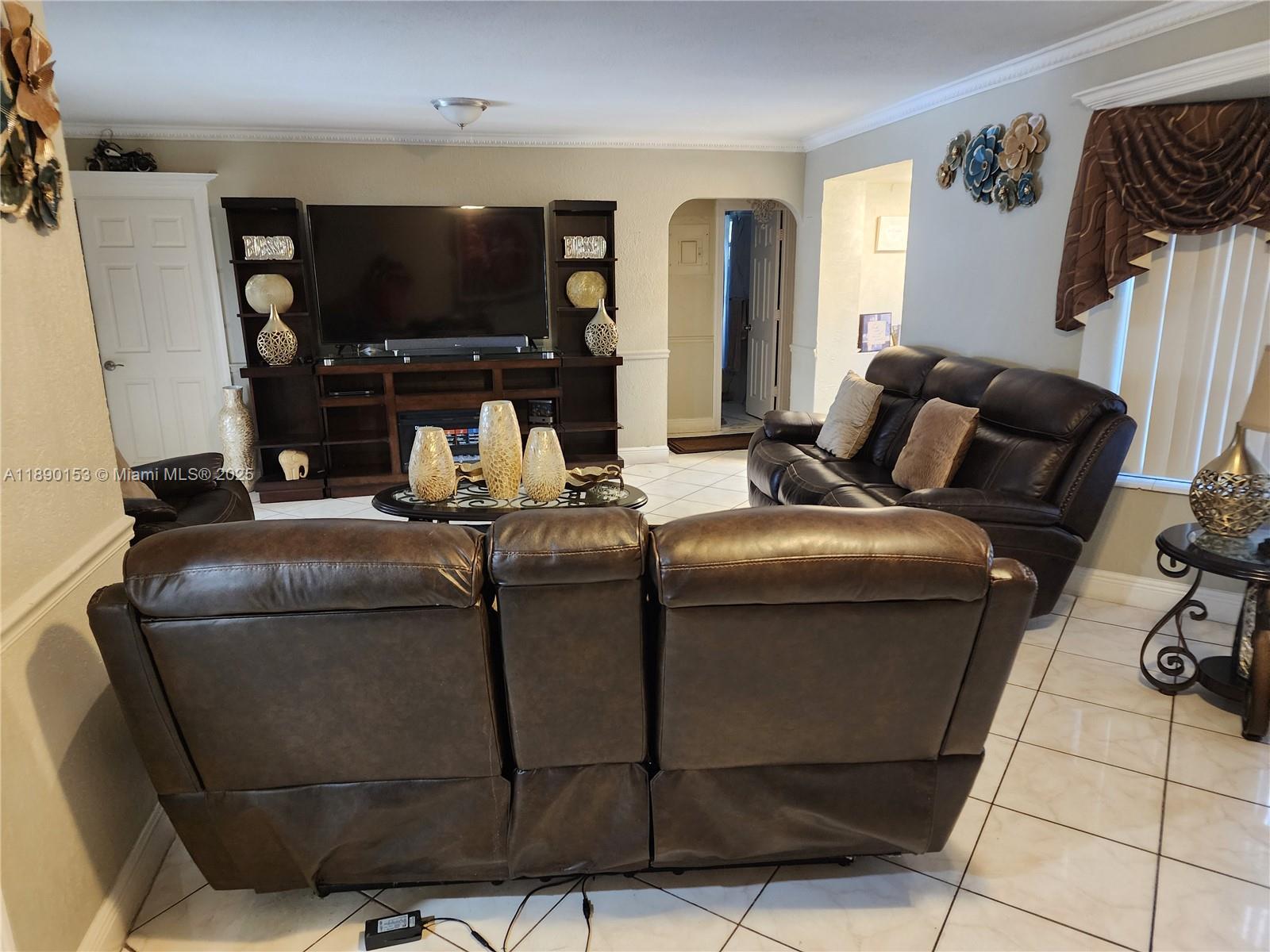 4361 NW 35th Ave, Lauderdale Lakes, FL, 33309/$515,000 3 4361 NW 35th Ave