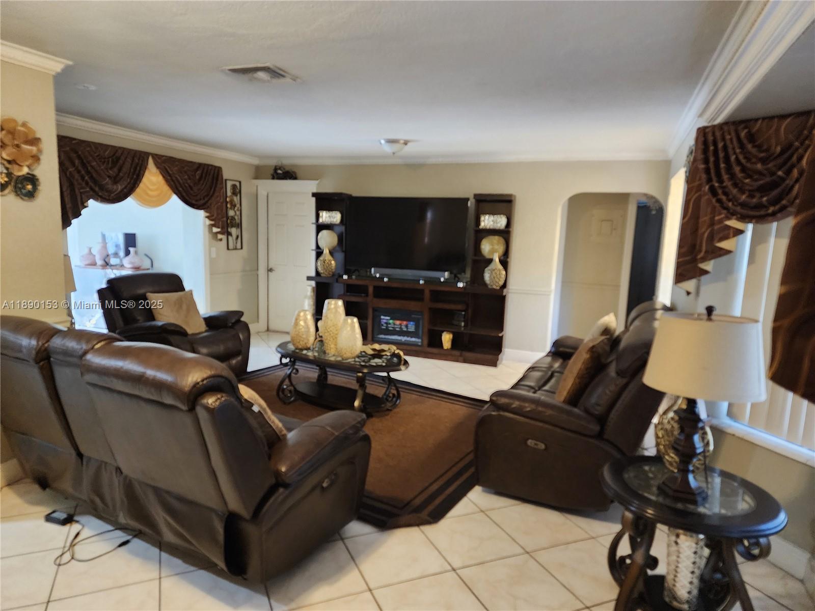 4361 NW 35th Ave, Lauderdale Lakes, FL, 33309/$515,000 2 4361 NW 35th Ave