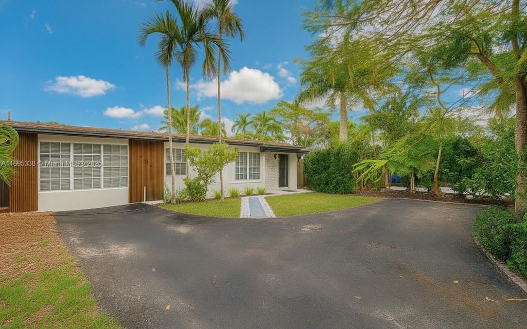 Photo of 1399 NE 38th St, Oakland Park, FL 33334 (MLS # A11895338)