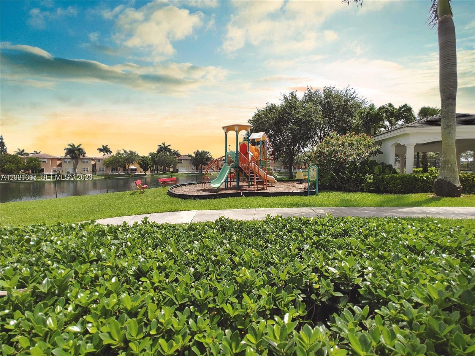 ISLANDS AT DORAL NORTHWES - Residential