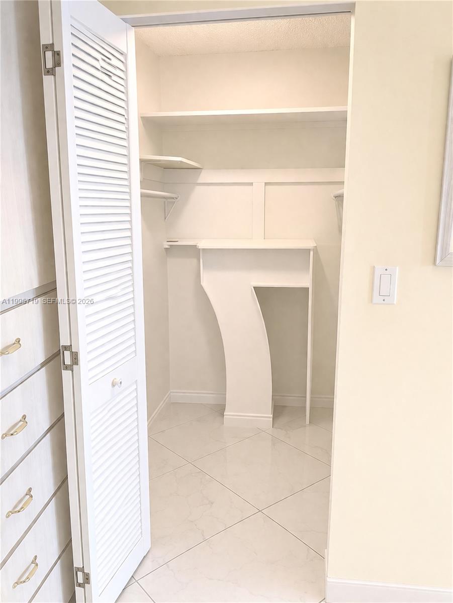 WINSTON TOWER 300 CONDO - Residential