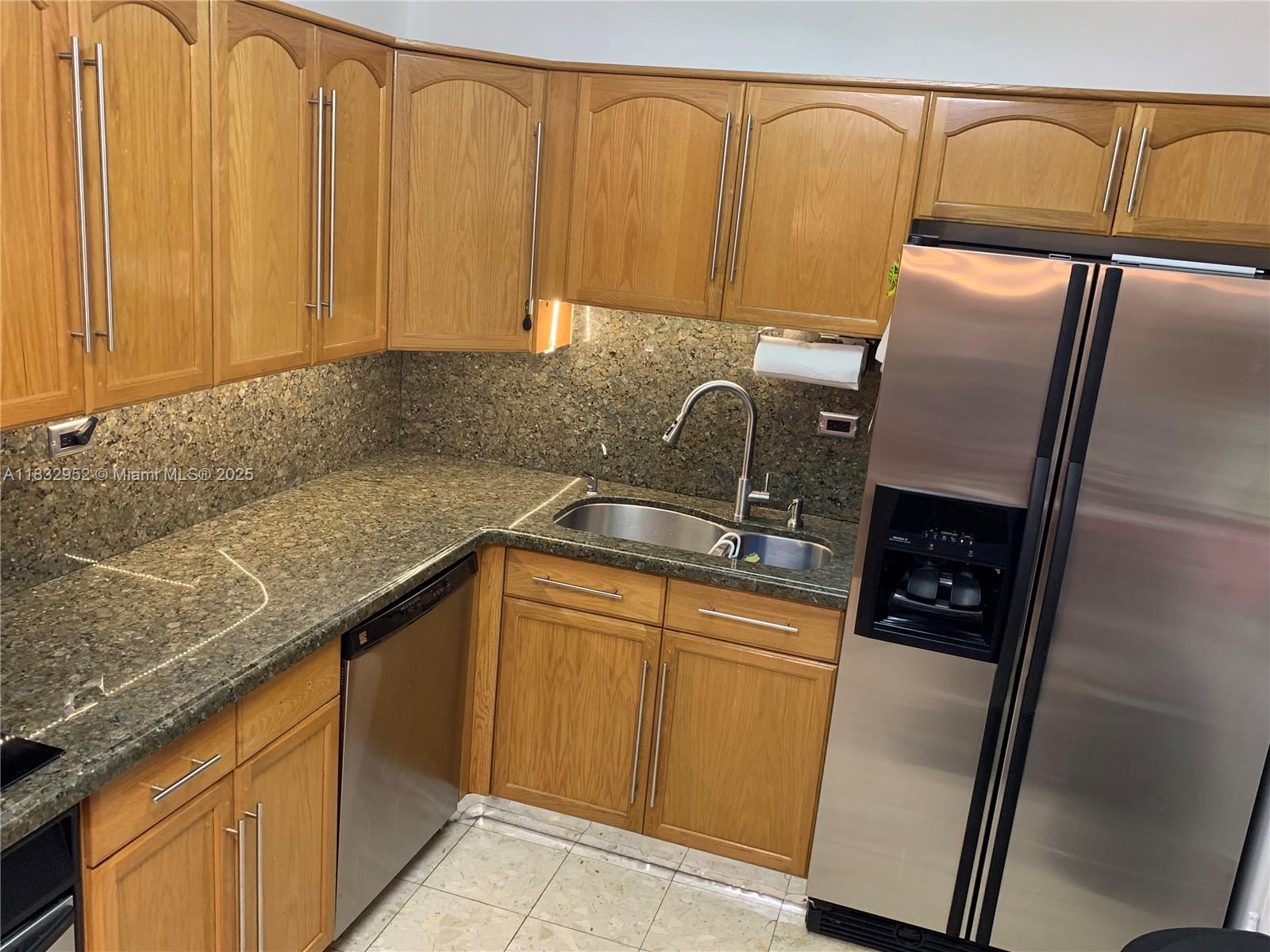 6039 Collins Ave 529