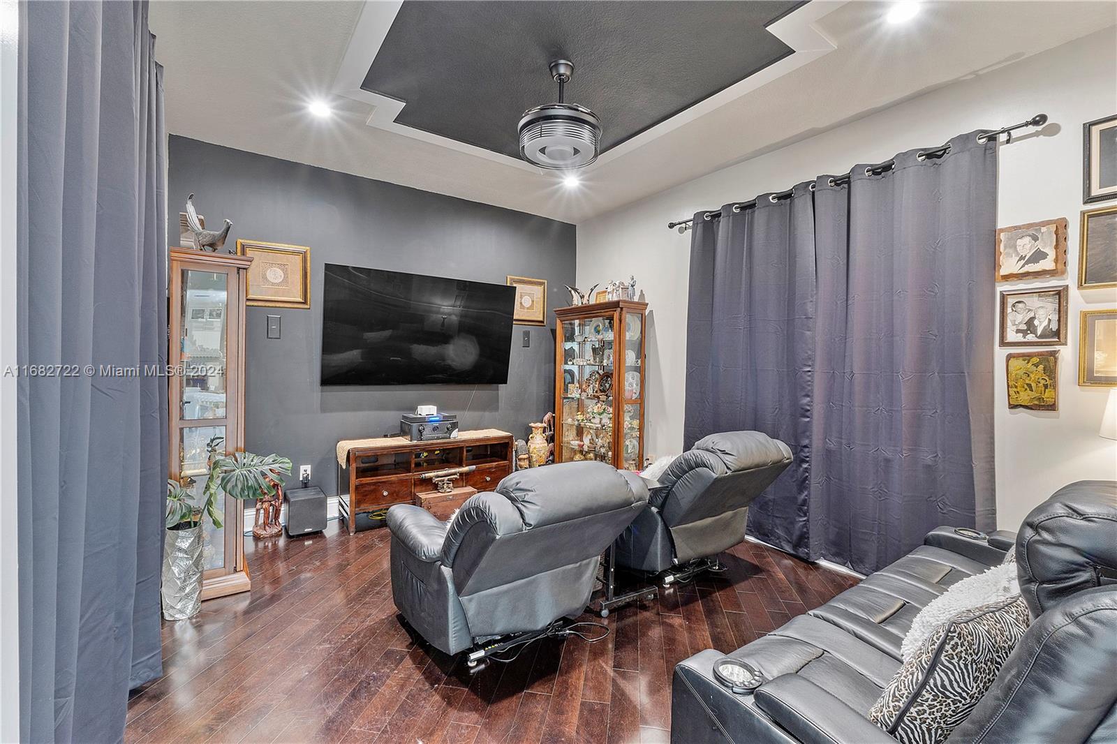 CHARLESTON OAKS - Residential