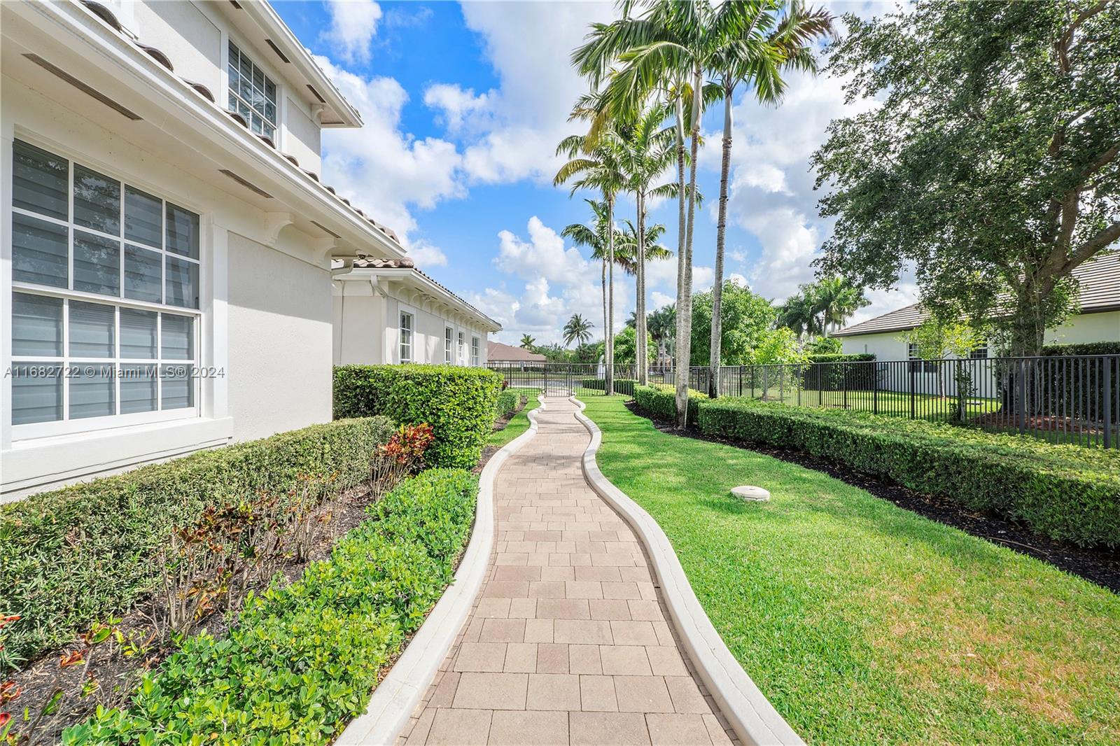 CHARLESTON OAKS - Residential