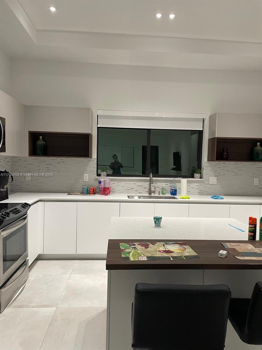 Beautiful house for sale, unique style, with 5 bedrooms and 3 bathrooms. Looks like new house …!!!! Well located .. Mille 99 ..near the best restaurants in Key Largo. Easy to show. Will be available for showing on May 20th.Please do not disturb tenants call listing agent!!!