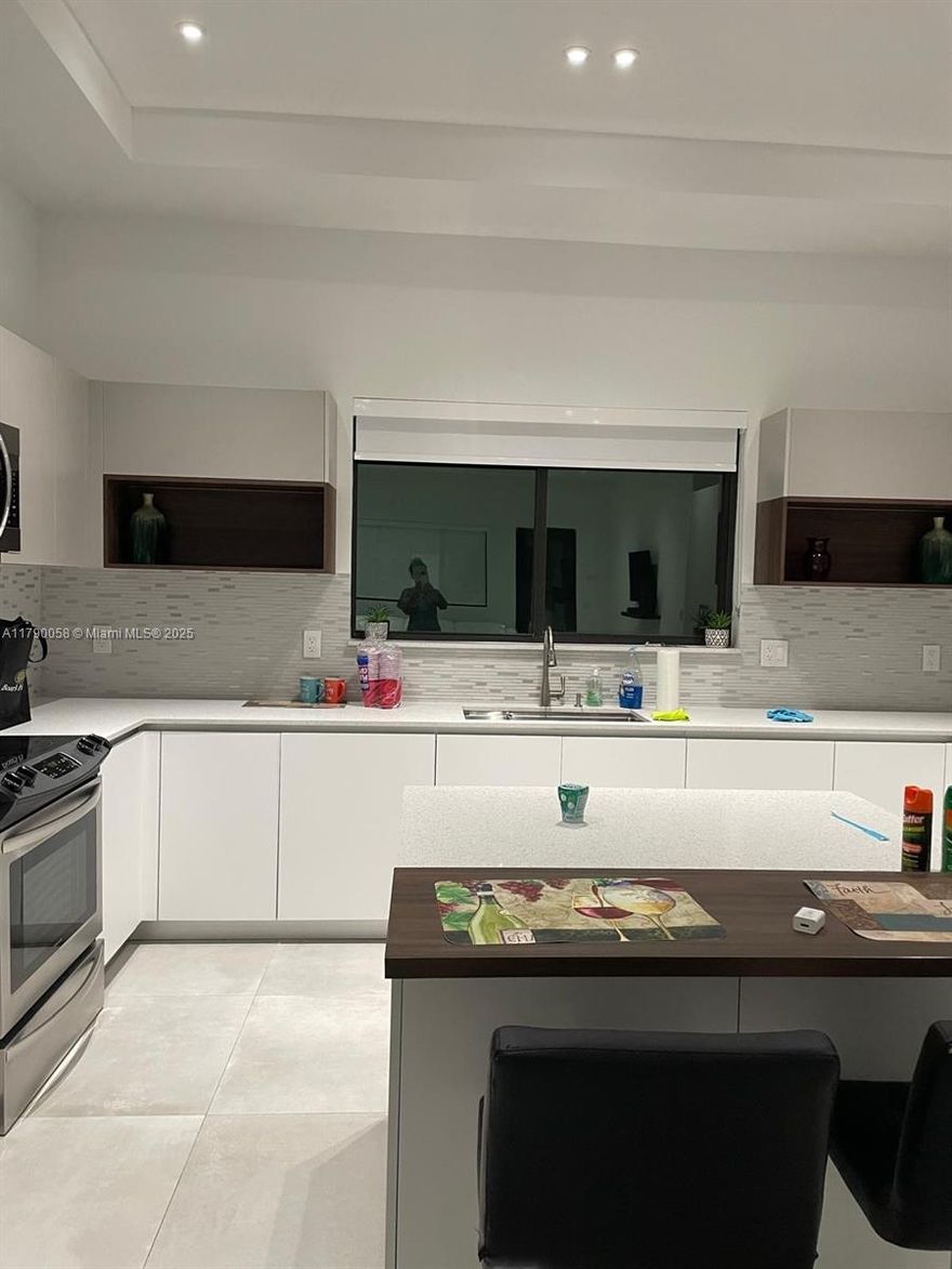 Beautiful house for sale, unique style, with 5 bedrooms and 3 bathrooms. Looks like new house …!!!! Well located .. Mille 99 ..near the best restaurants in Key Largo. Easy to show. Will be available for showing on May 20th.Please do not disturb tenants call listing agent!!!
