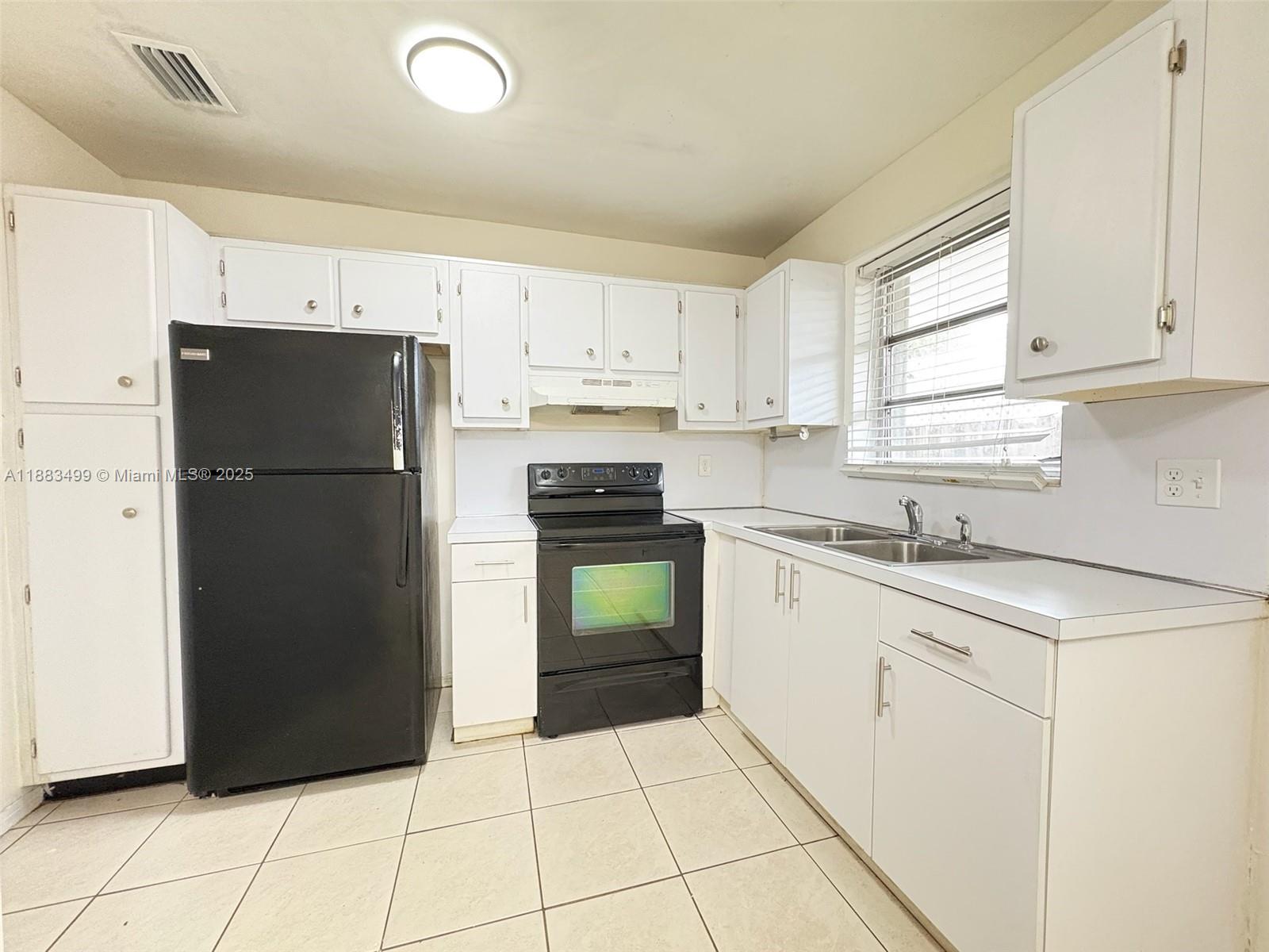 HOLLYWOOD PARK - Residential Lease