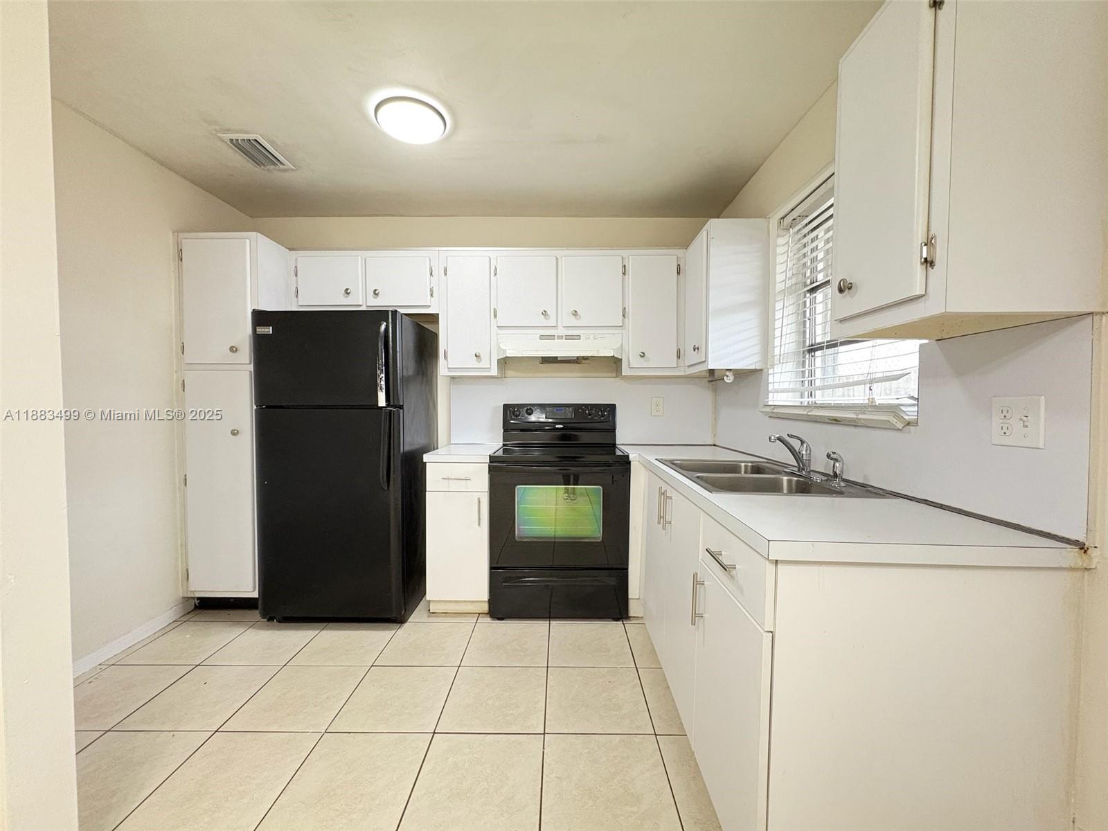 HOLLYWOOD PARK - Residential Lease