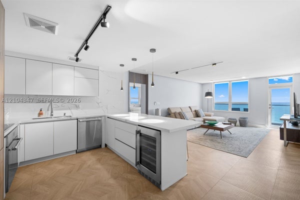 10185 COLLINS AVE APT 919, BAL HARBOUR, FL 33154 - Image d773131c565d1305f0bcd2cbfc3ac6fe/4272639567