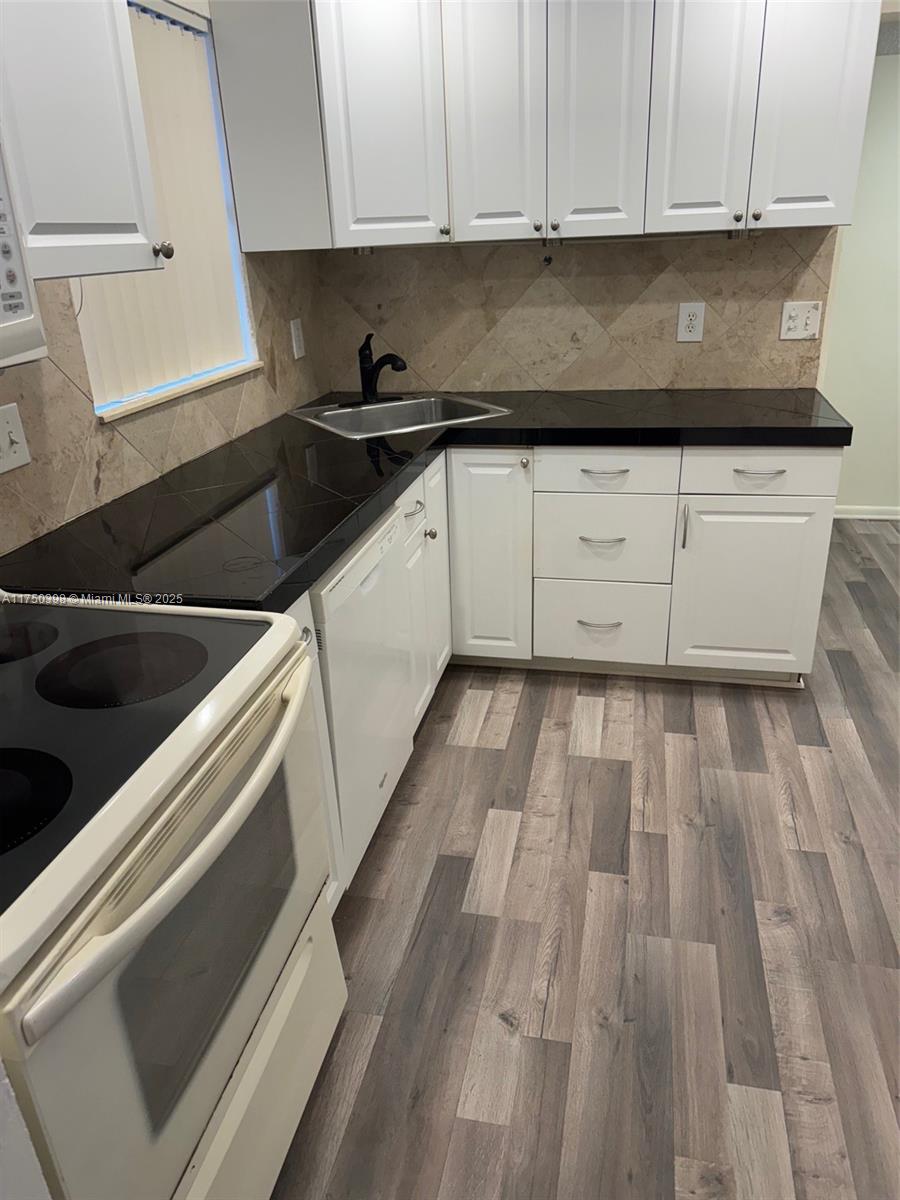 3100 Riverside Dr 305, Coral Springs, Broward County, Florida - 3 Bedrooms  
2 Bathrooms - 