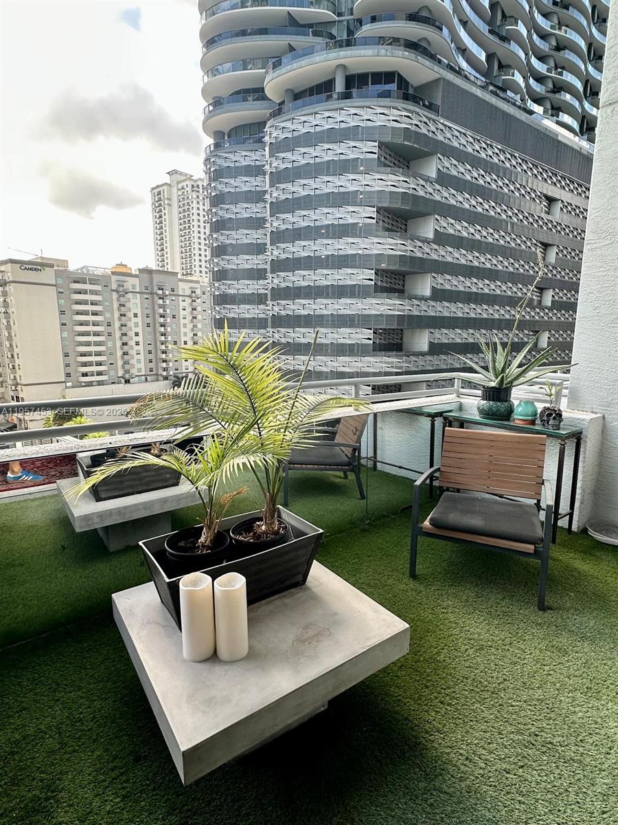 1050 Brickell Ave 818
