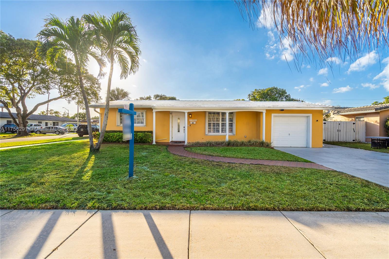 13900 Lake Candlewood Ct, Miami Lakes, Miami-Dade County, Florida - 4 Bedrooms  
2 Bathrooms - 