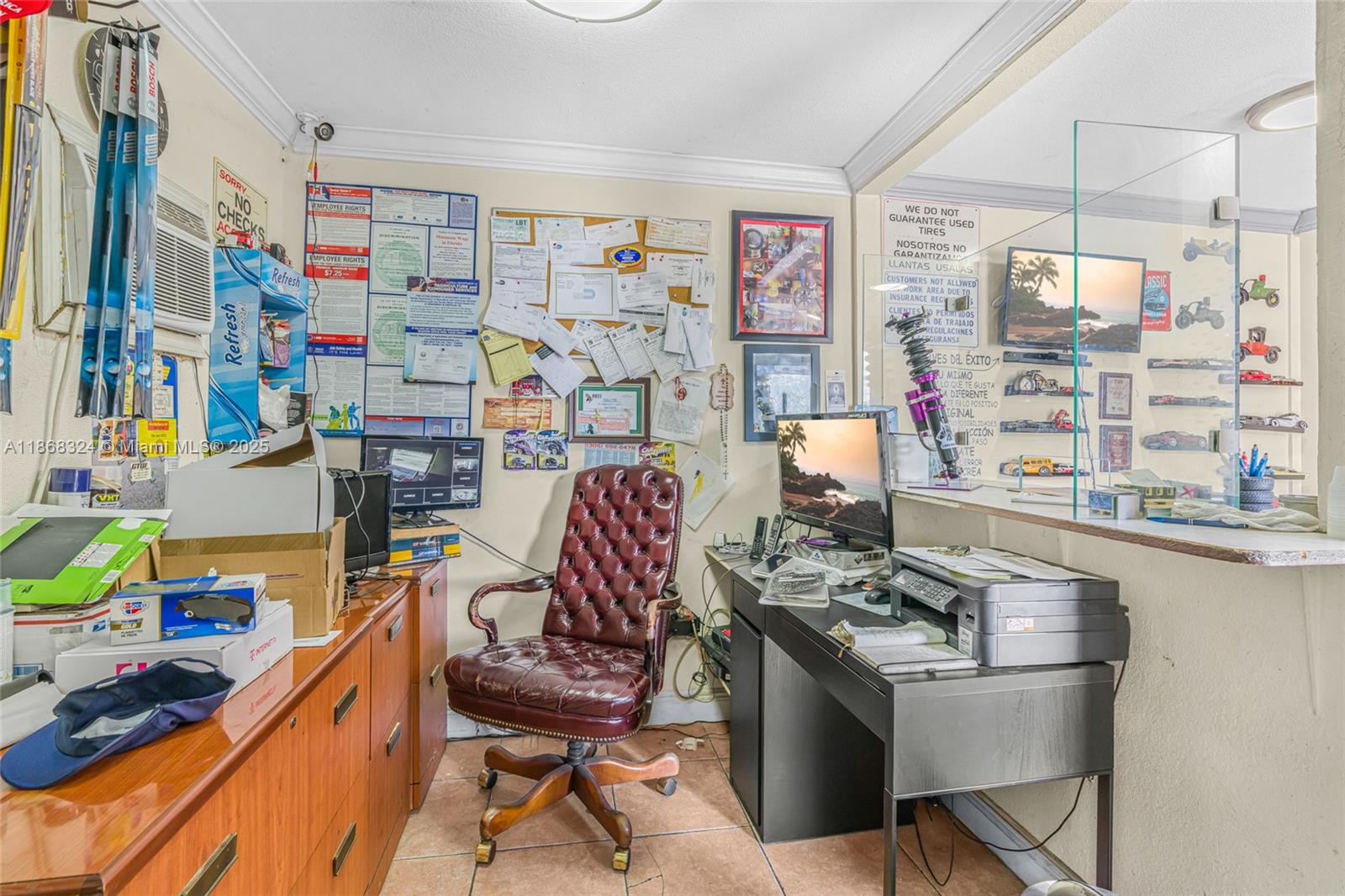 Main image without alt text