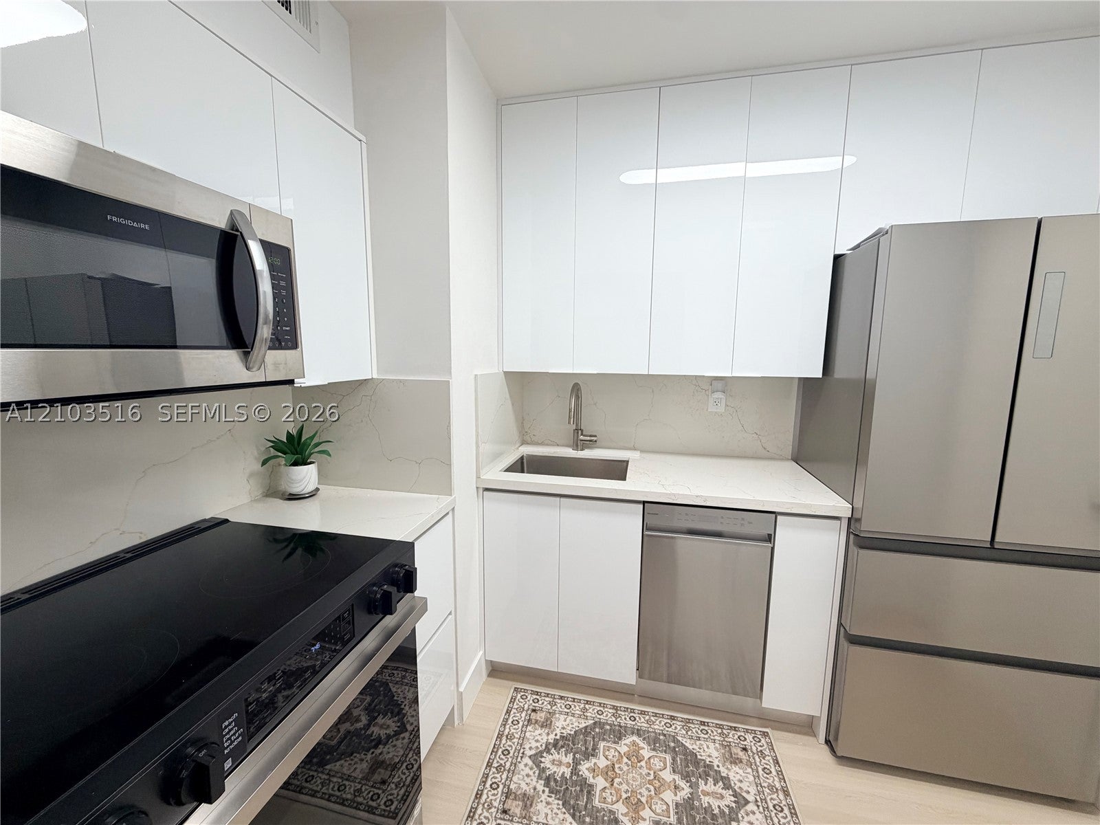 2899 Collins Ave 931