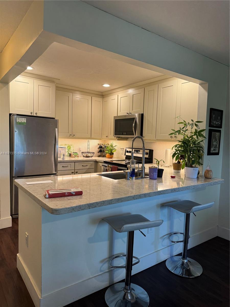 Property for Sale at 421 Se 10th St A205, Dania Beach, Miami-Dade County, Florida - Bedrooms: 2 
Bathrooms: 2  - $279,999