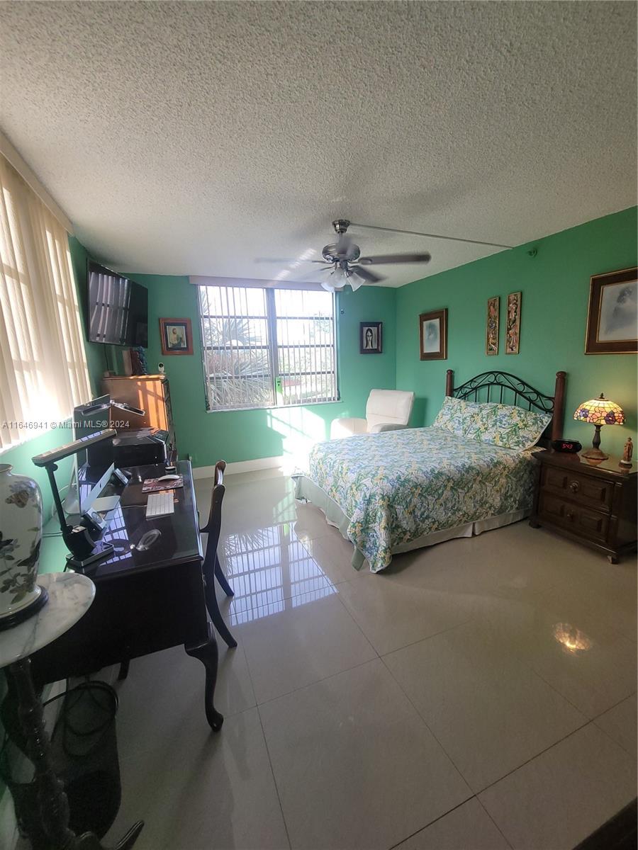 ROLLING HILLS GOLF AND - Residential