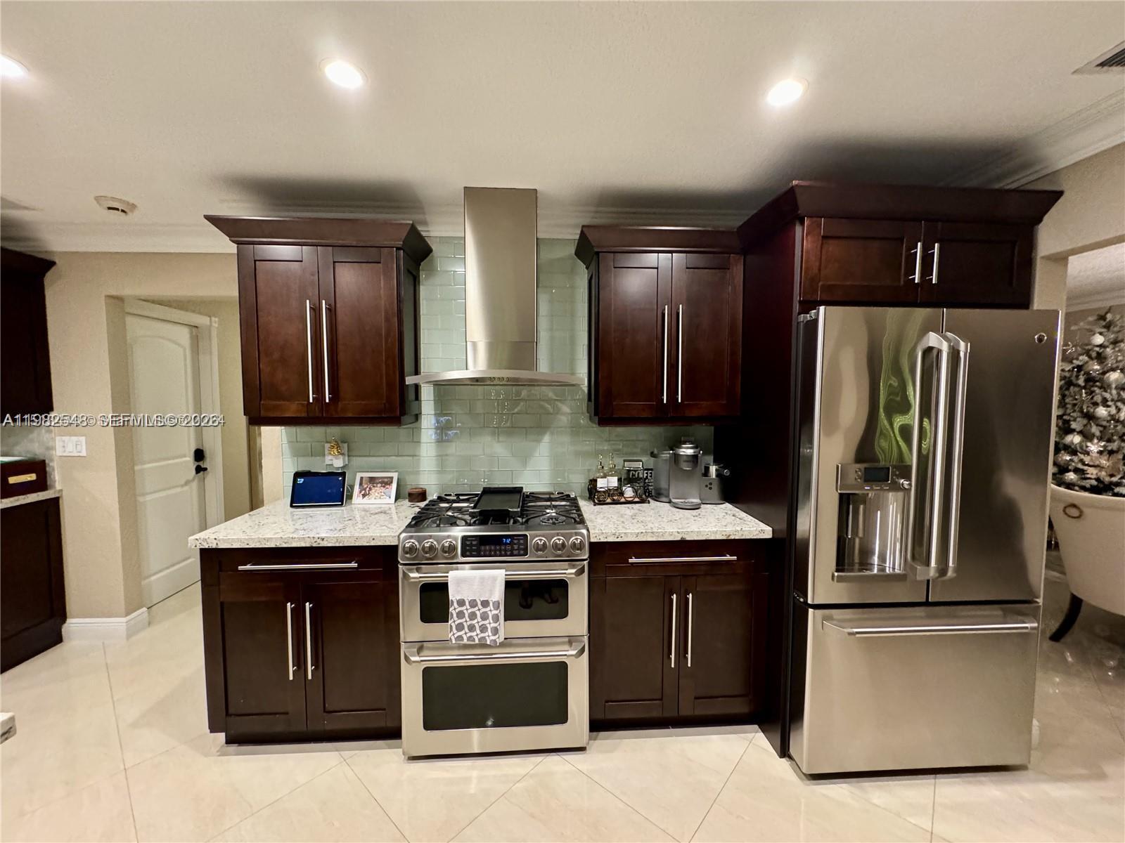 MIAMI LAKES-LAKE GLENN EL - Residential