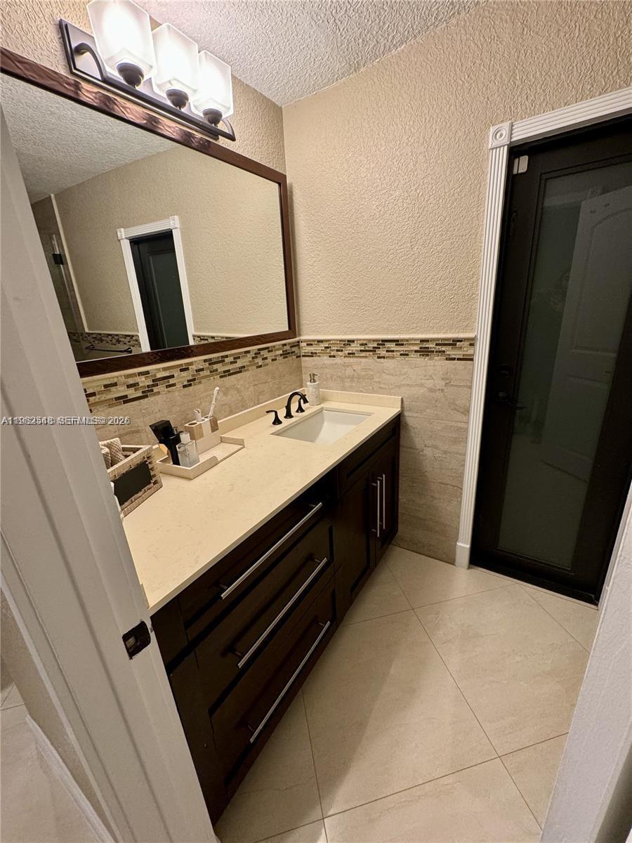 MIAMI LAKES-LAKE GLENN EL - Residential