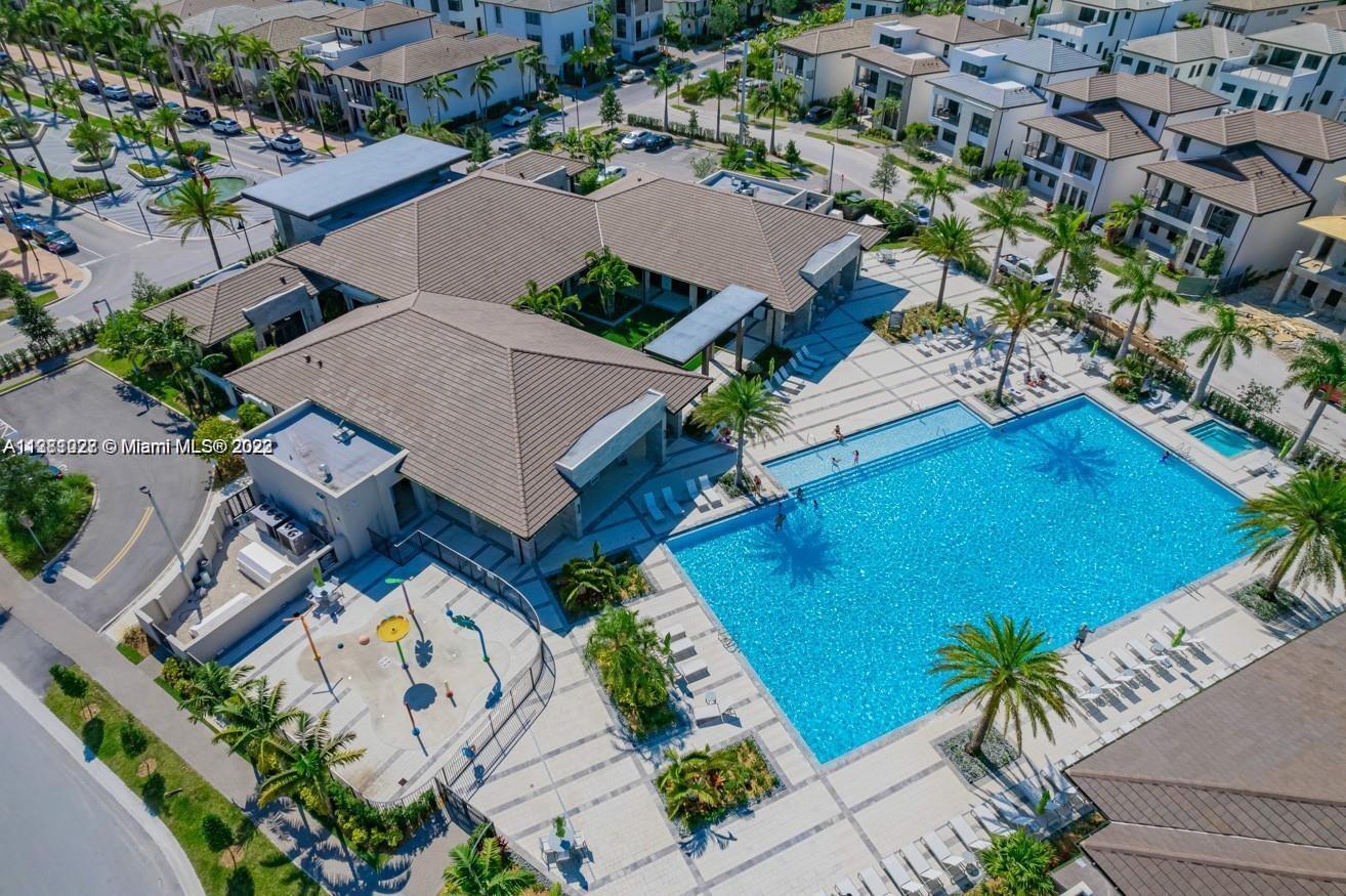 Spacious Bright Apartment 3 beds in a very nice community .The community is situated just steps from Downtown Doral where residents can enjoy chic boutiques, trendy restaurants and amenity-rich parks Washer and dryer in unit . pets allows. Very Nice school District
VERY NICE WELL KEPT UNIT