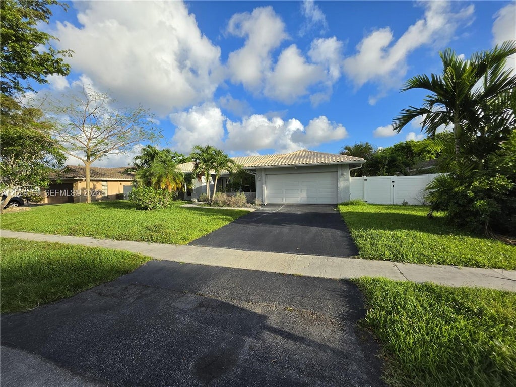 Photo of 9090 NW 11th Ct, Plantation, FL 33322 (MLS # A12024593)